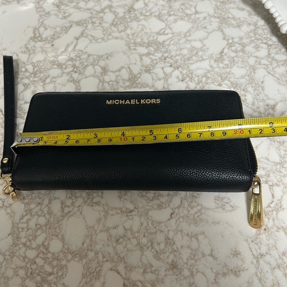 Michael Kor ladies black zip wallet. New WOT. Beautiful wallet with hand strap. - Picture 9 of 15